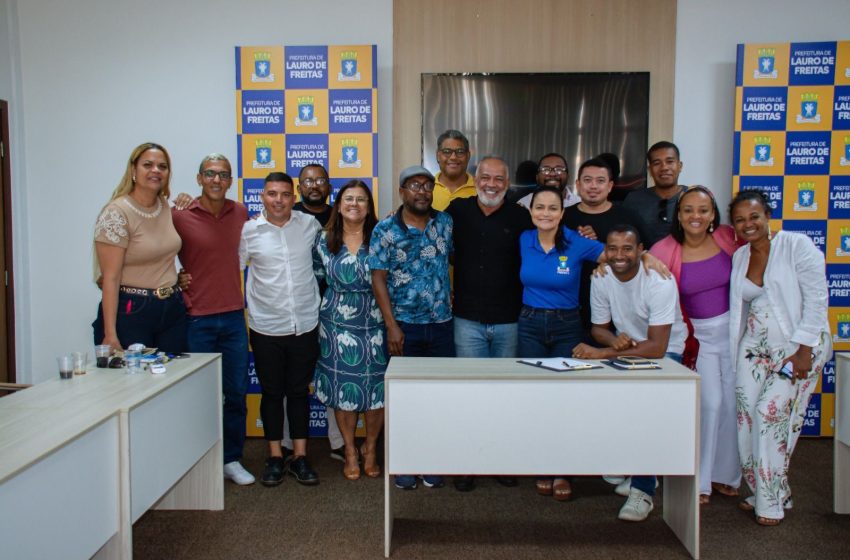  Prefeita Débora se reúne com grupos carnavalescos para alinhar detalhes sobre eventos culturais do município