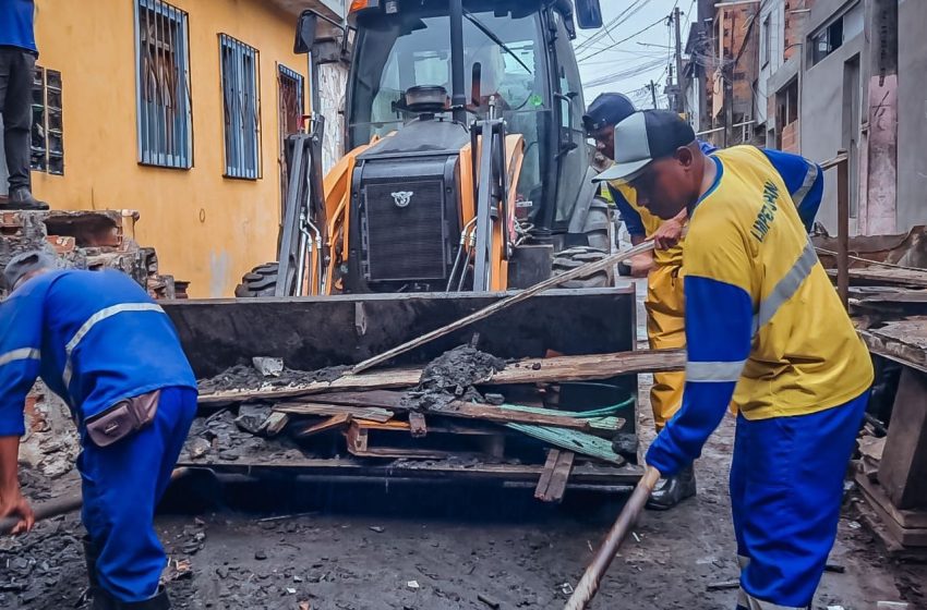 Prefeitura de Lauro de Freitas desobstrui canal no loteamento Sempre Verde, em Portão