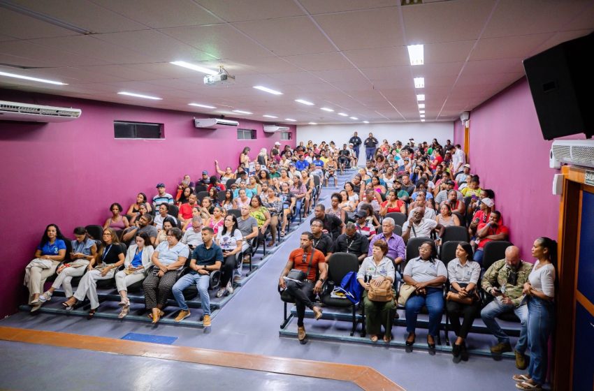  Prefeita Débora Regis entrega kits e reforça orientações aos ambulantes que atuarão na Mica Lauro 2026