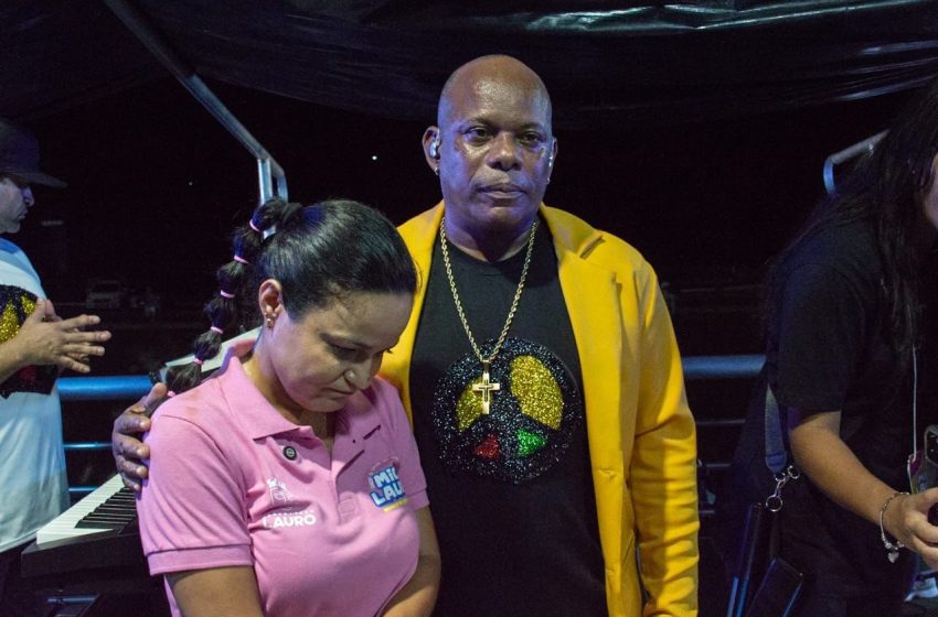  Durante a Mica Lauro, Prefeita Débora pede um minuto de silêncio em respeito a morte do deputado Alan Sanches