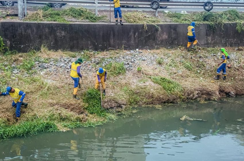  Rio Ipitanga recebe serviço de limpeza na área da Avenida Beira Rio
