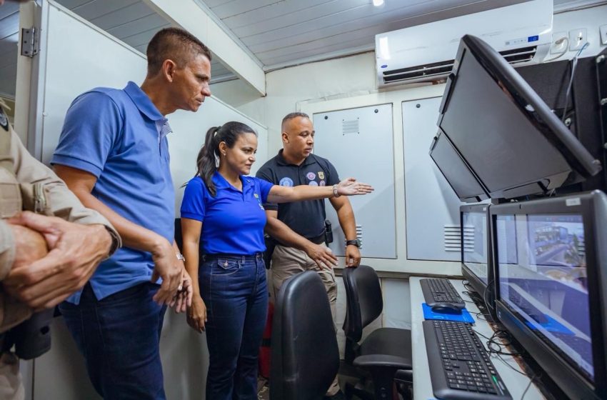  Prefeita Débora participa da apresentação da central de monitoramento para reforçar a segurança na Mica Lauro
