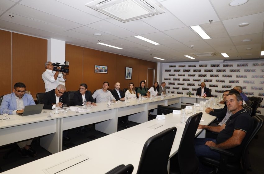  Maetinga recebe ambulância e equipamentos para a saúde durante reunião entre o governador e gestores municipais