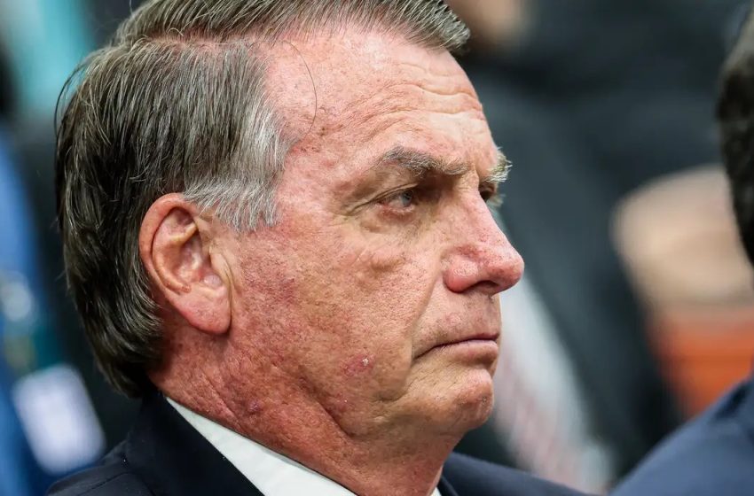 Bolsonaro sofre traumatismo craniano após queda na cela da PF