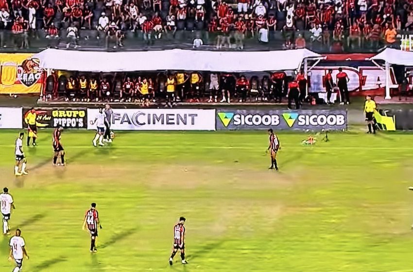 Com time mesclado e jogando em um campo horrível, Bahia vence o Vitória no Barradão pelo Baianão